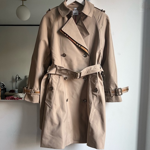 NEW BURBERRY Tan Trench Coat with Plaid Lapel and Metal Buckles 2